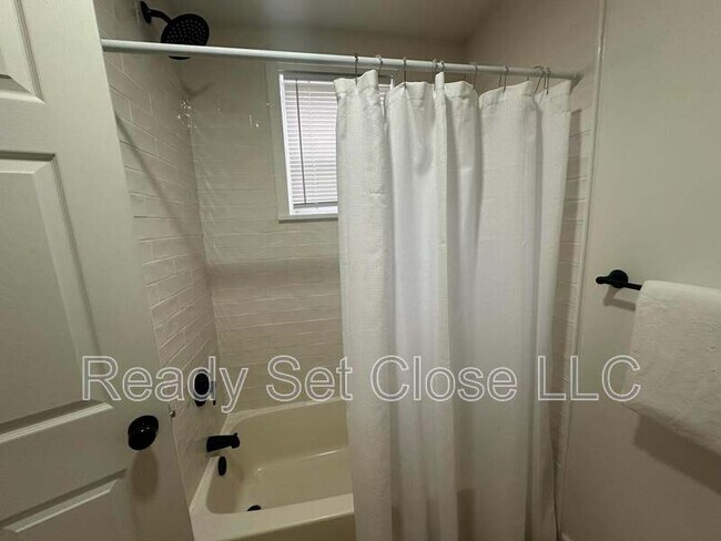 Building Photo - 156 W High St