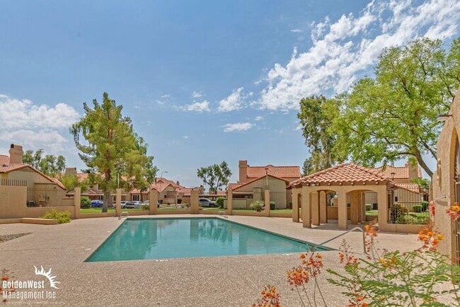 Building Photo - Bright 2Bdm 2.5Ba Townhome at Villa de Paz!
