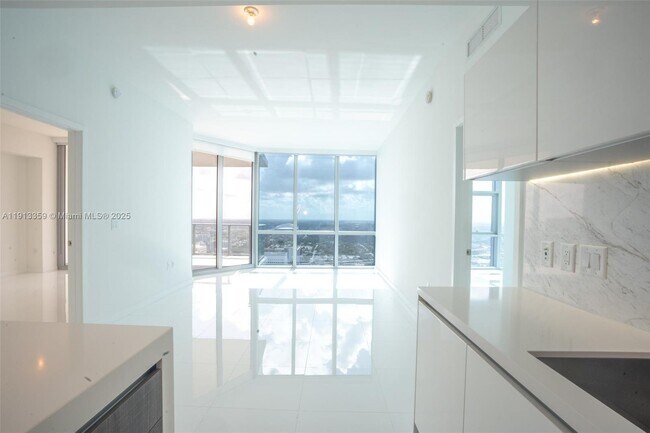 Building Photo - 851 NE 1st Ave