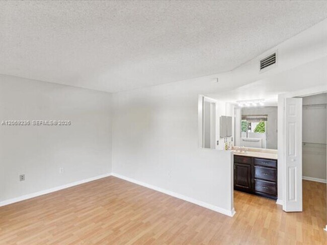Building Photo - 390 NW 86th Pl
