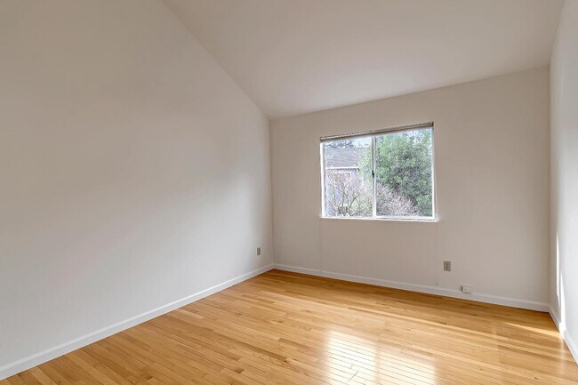 Building Photo - 302 Tadley Ct