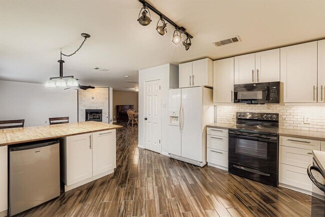 Building Photo - 1020 Brutus Dr