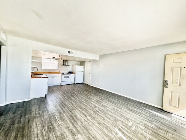 Building Photo - Newley Renovated 2 bed, 1 bath Upstairs Co...