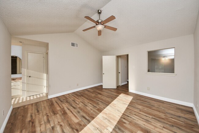 Building Photo - 800 Country Pl Dr