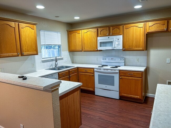 Building Photo - Rare 5 Bedroom in Crystal Knoll Georgetown