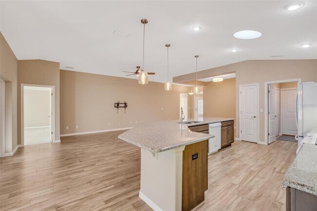 Building Photo - 4 Arena Lake Dr