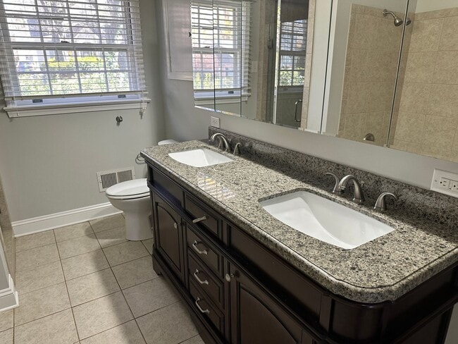 Building Photo - Beautiful 3 Bedroom in Myers Park!!