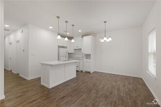 Building Photo - 2323 N Vly Cir