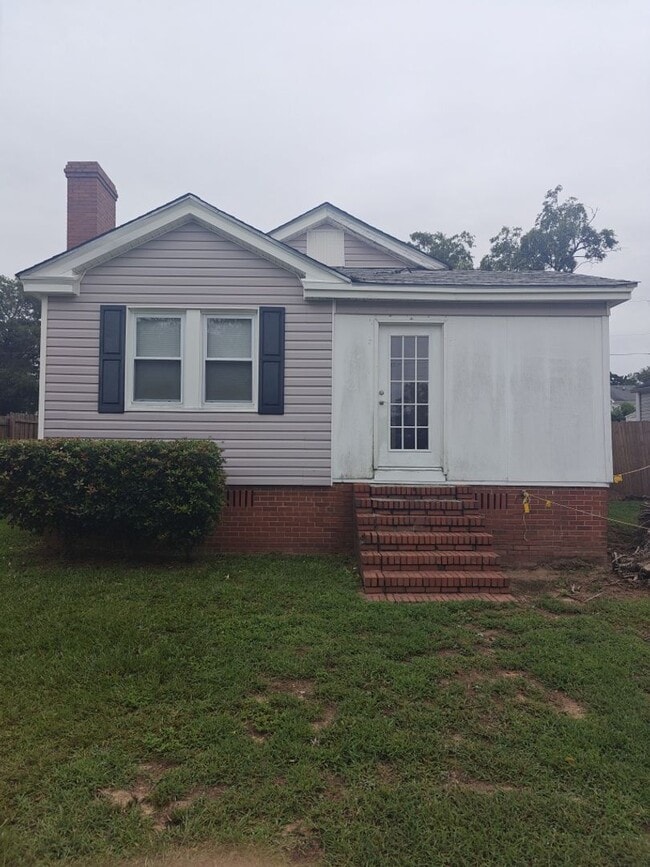 Building Photo - August Special! Application/Reservation Fe...