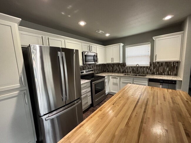 Building Photo - Great Townhouse!! Great Location!!