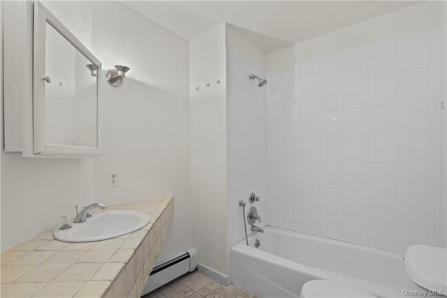 Building Photo - 165 Old Post Rd