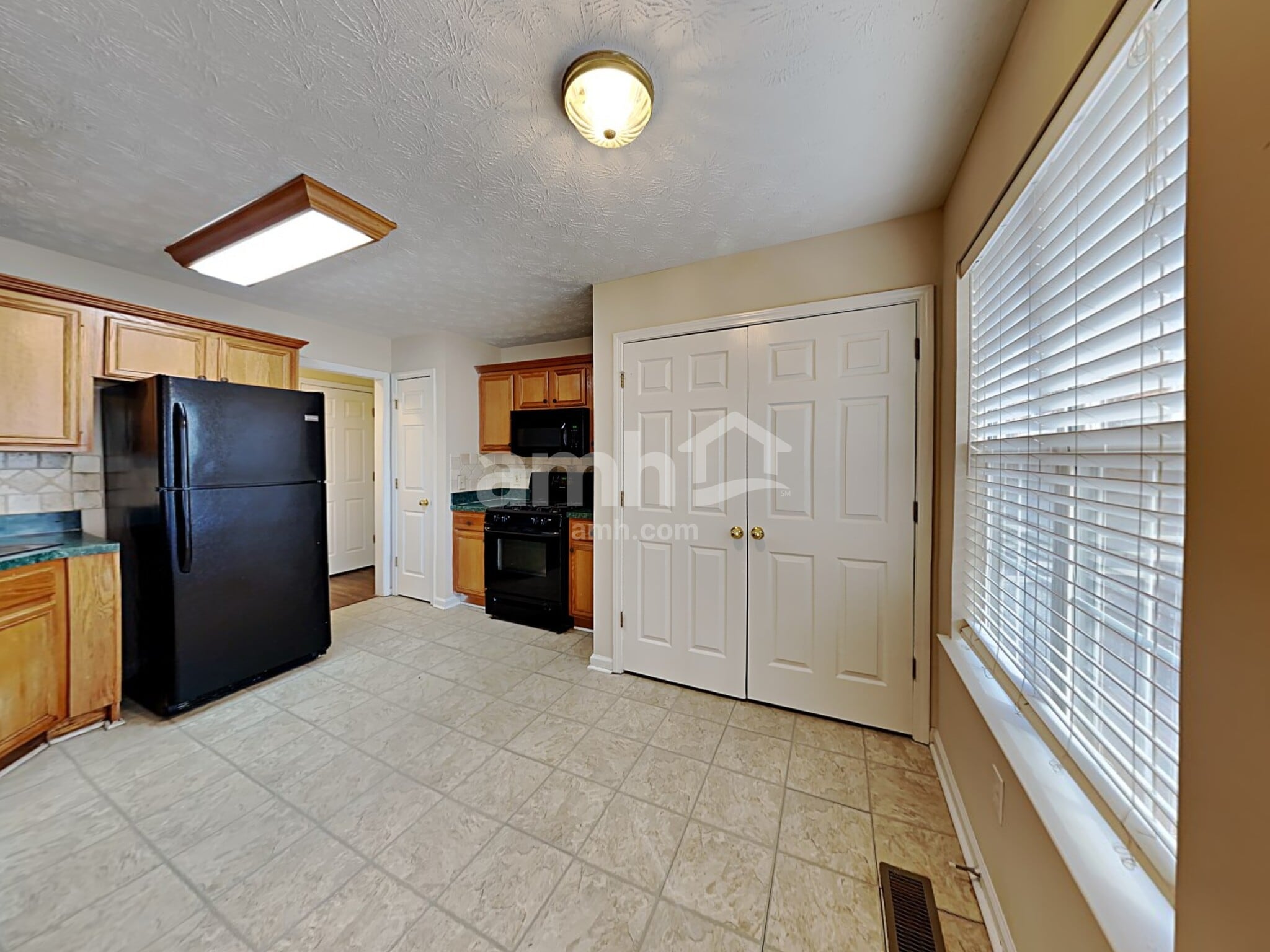 Building Photo - 6035 Savannah Dr