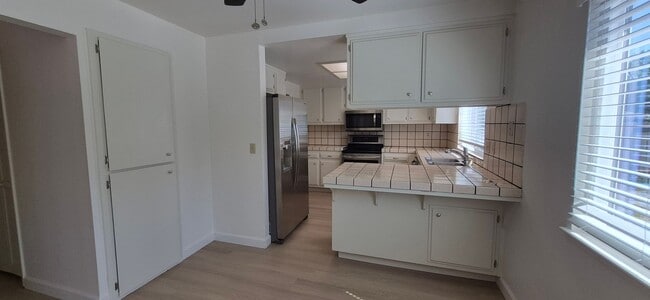 Building Photo - 5023 Oakbrook Cir