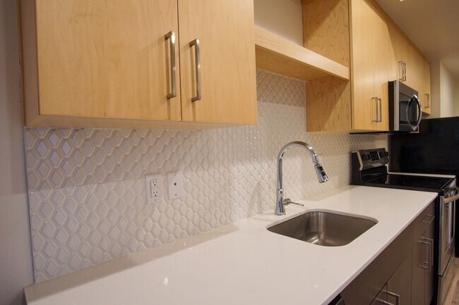 Building Photo - Spacious 2nd Floor 2-Bed in John's Landing...