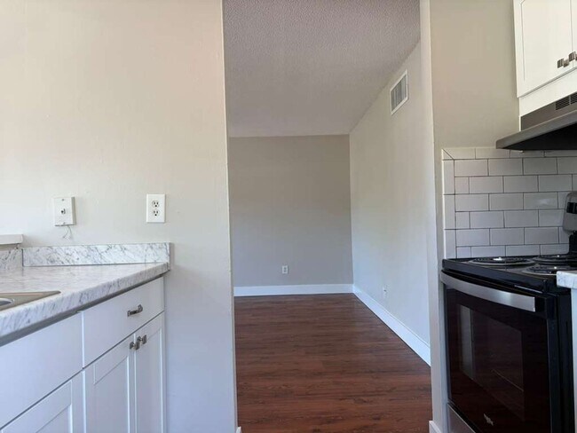 Building Photo - P167 - LMB #108