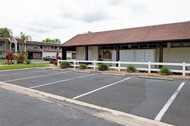 Building Photo - 1100 E Bay Dr