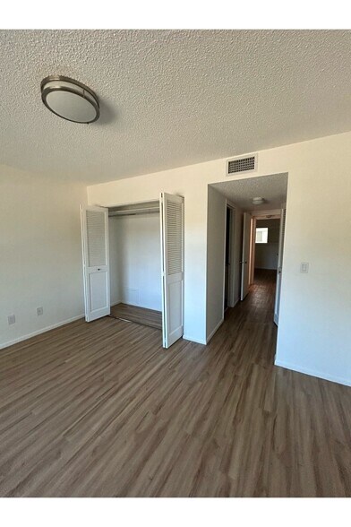Building Photo - 1540 Glen Oaks Dr E