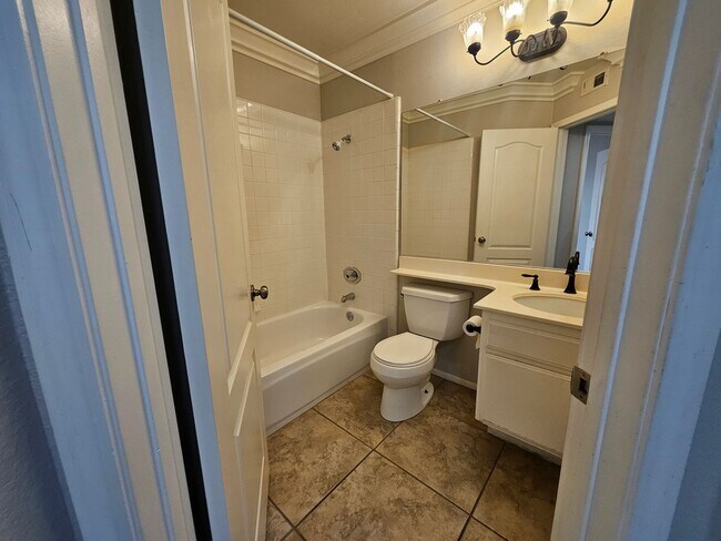 Building Photo - New Listing!