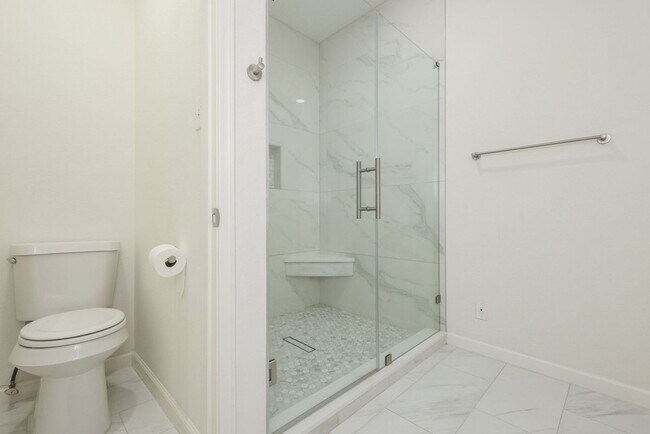 Building Photo - 17441 Red Oak Dr