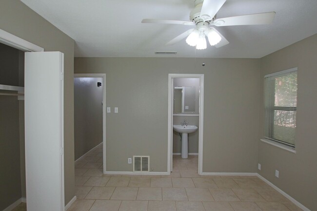 Building Photo - Spacious 2 Bedroom 1.5 Bath Rental on a Co...