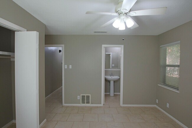Building Photo - Spacious 2 Bedroom 1.5 Bath Rental on a Corner Lot! Tour Today!