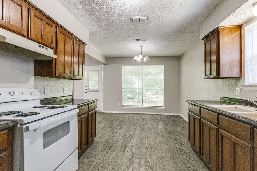 Building Photo - 6121 Stardust Dr S