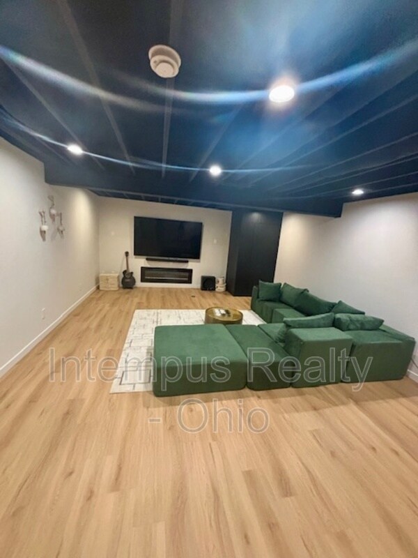 Building Photo - 6123 Brandon Dr