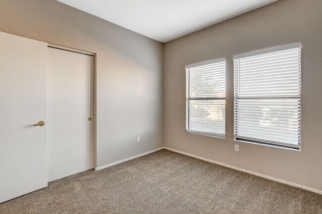 Building Photo - Beautiful downstairs 3 bdrm 2 Bath Condo w...