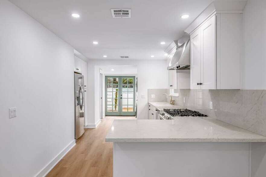 Building Photo - 1425 Cabrillo Ave