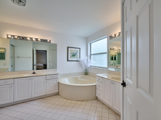 Building Photo - 2067 Cezanne Rd