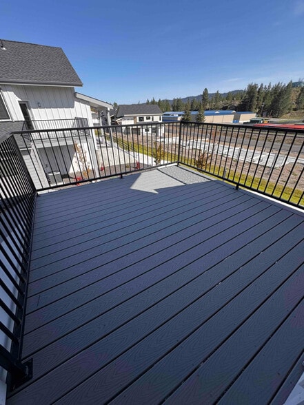 Building Photo - 966 E RR Ave