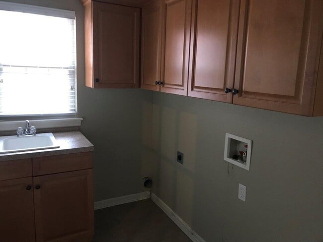 Building Photo - 2506 S Greens Way