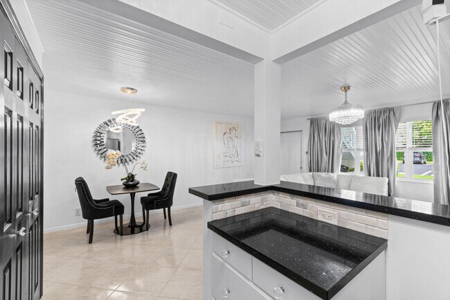 Building Photo - 340 Horizon W