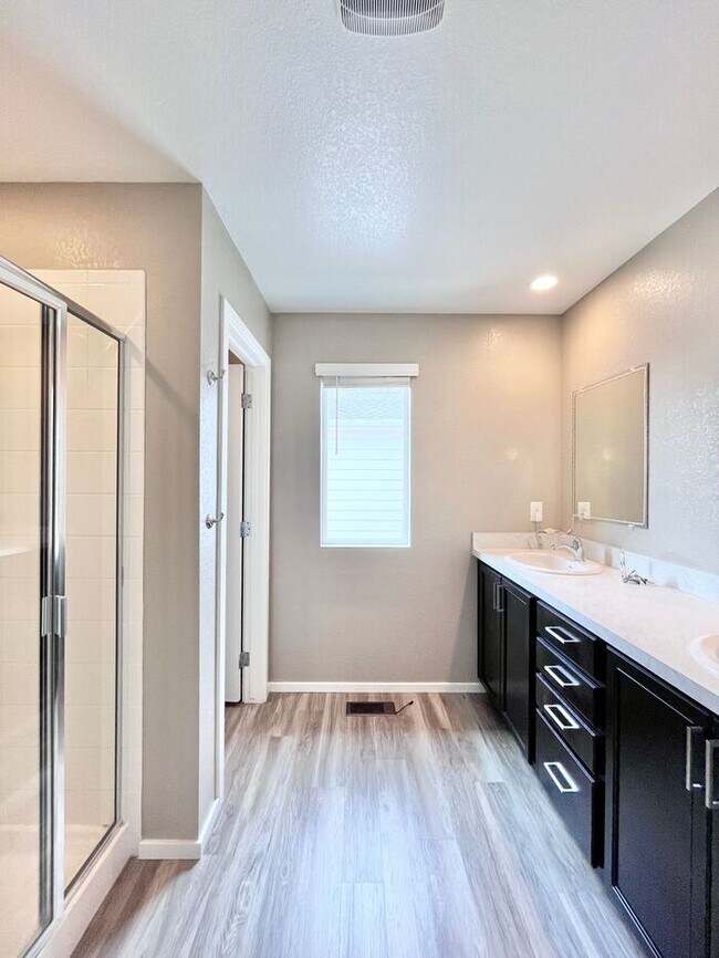 Building Photo - Charming Two-Story Home for Rent in the De...