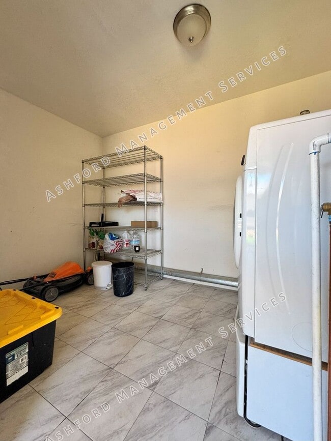 Building Photo - ***MOVE IN SPECIAL: REMODELED 4 BEDROOM HO...