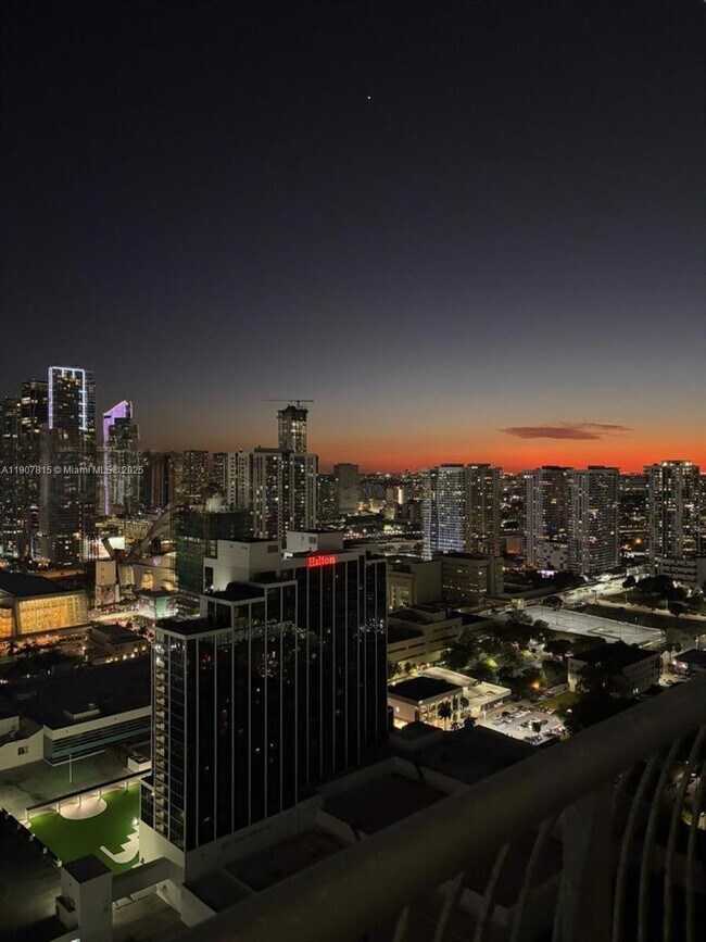 Building Photo - 1750 N Bayshore Dr