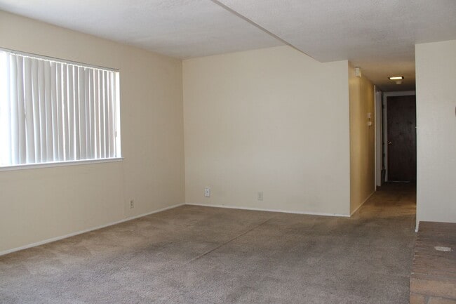 Building Photo - 2213 Roselake Ave