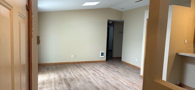 Building Photo - NE Bend Single Level 3 Bedroom / 2 Bathroom