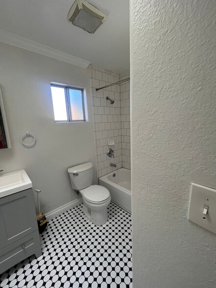 Building Photo - 1072 Laguna Ave