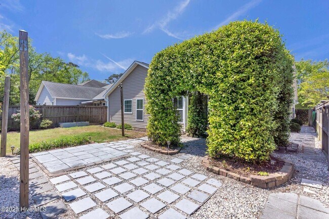 Building Photo - 3 Bed 2 Bath w/ a Bonus in Vineyard Plantation!