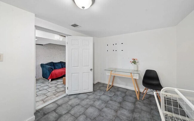 Building Photo - 294 Ege Ave