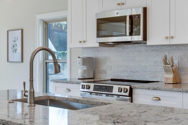 Building Photo - 7223 University Ave