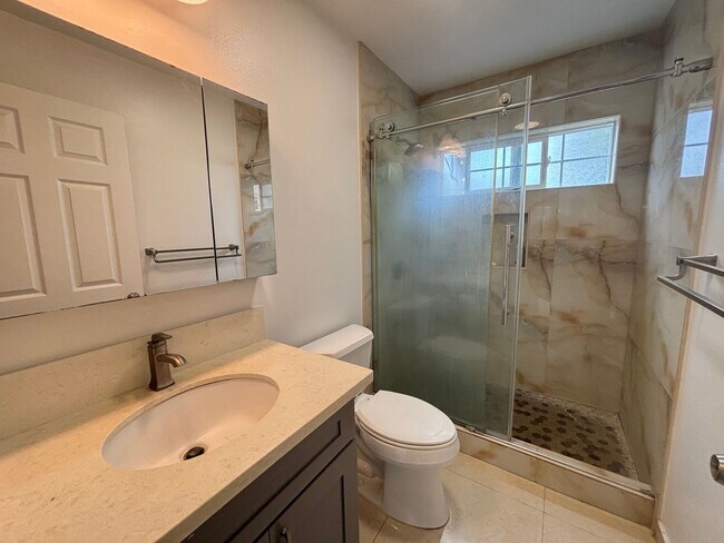 Building Photo - 1654B Olona Ln