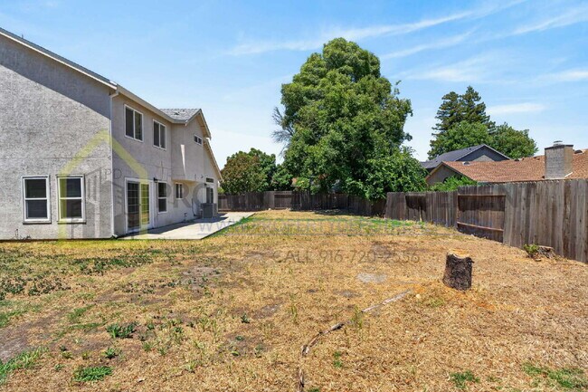 Building Photo - Spacious 3-Bedroom Retreat with 2.5 Baths in Prime Elk Grove Location