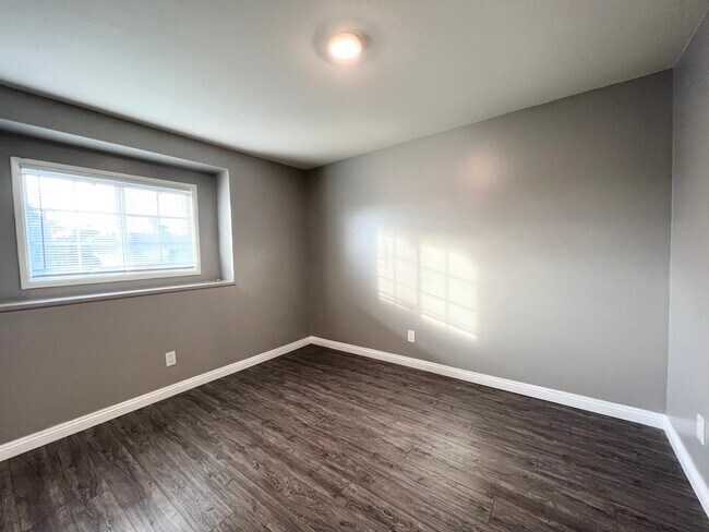 Building Photo - 824 N San Diego Ave