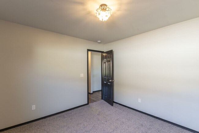 Building Photo - Beautiful 4 Bed 2 Bath in the Heart of Noble!