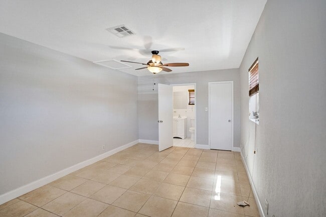 Building Photo - Spacious and beautiful home with a fenced backyard!