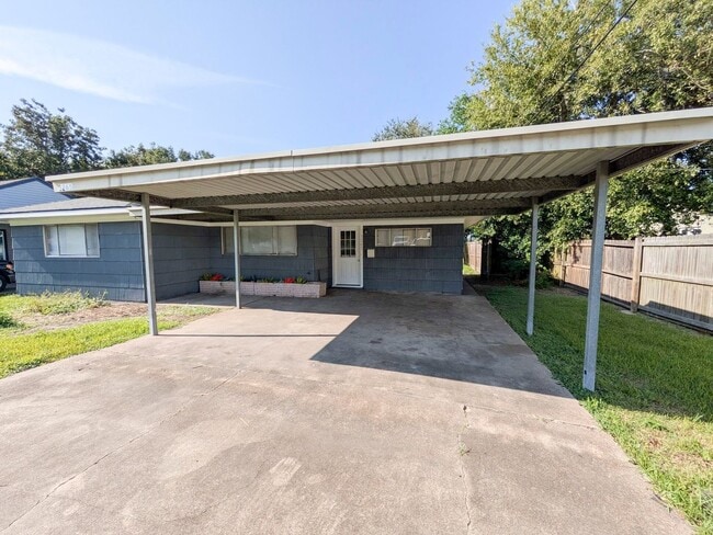 Building Photo - 3265 East Dr