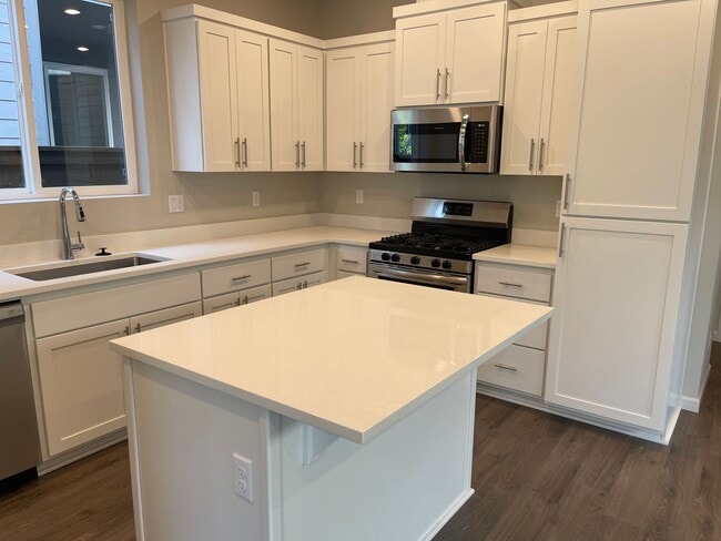 Building Photo - Stylish & Comfortable Living with Fireplace, Island Kitchen, and Private Suite, parks and playgro...