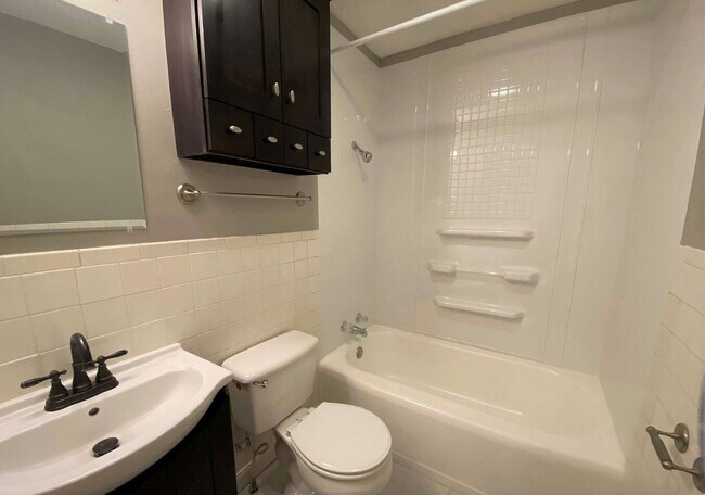 Building Photo - 3 Bedroom On West Side!